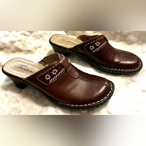 Like new Trotters Brandie Dark Brown Leather Slide in mule women’s size 6.5N